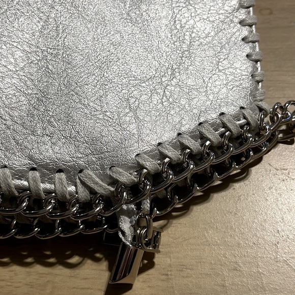 NWT KKP Silver Leather Hand Bag Trimmed with Chain - Picture 3 of 8